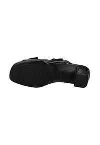 Černá bota s texturovanou gumovou podrážkou, vybavená nastavitelnými popruhy. Vrchní část je hladká s jemným leskem. Nízký design podpatku.