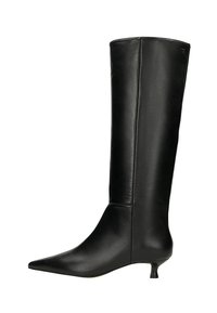 Černé kozačky po kolena vyrobené z hladké kůže, s �špičatou špičkou a nízkým podpatkem typu kitten heel. Elegantní, přiléhavý design s minimálním zdobením.