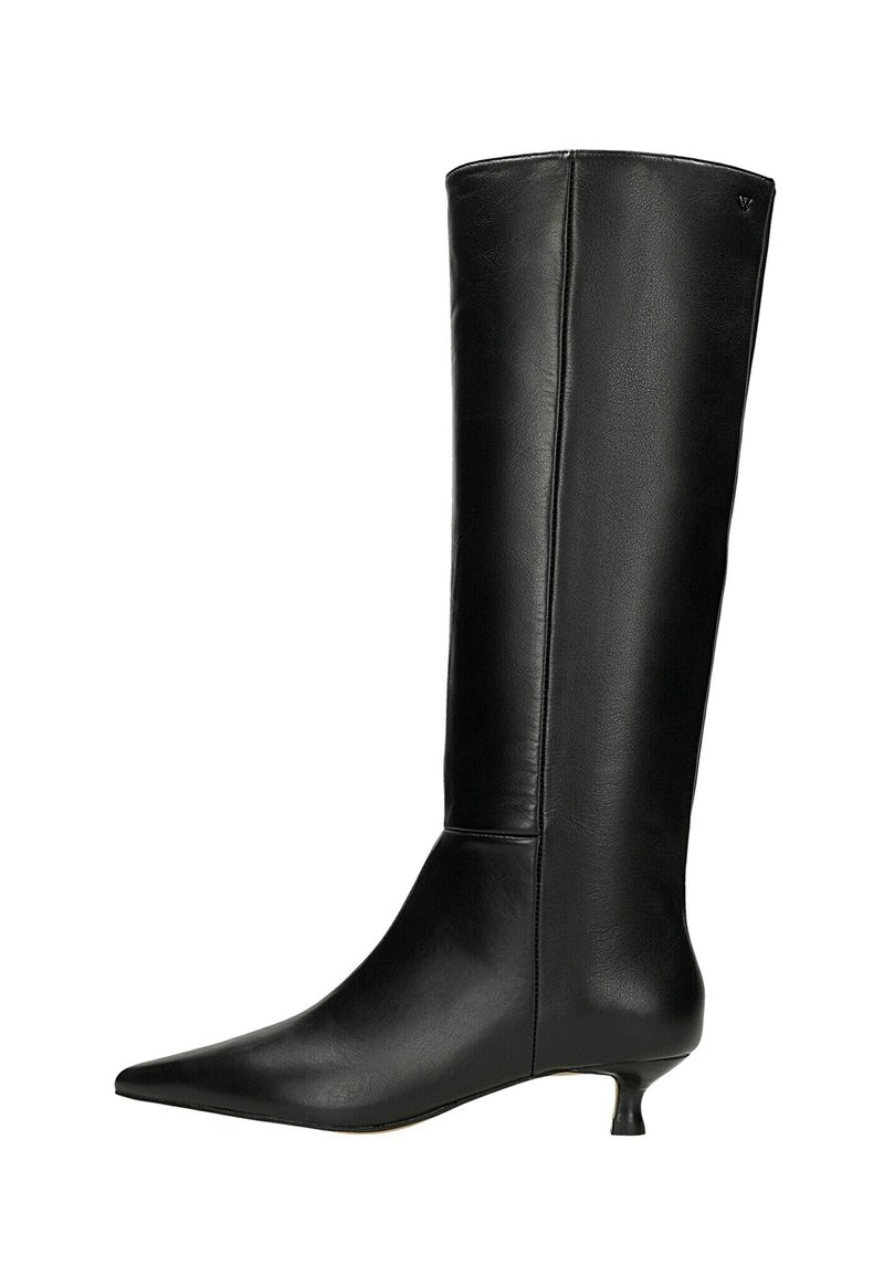 Černé kozačky po kolena vyrobené z hladké kůže, s špičatou špičkou a nízkým podpatkem typu kitten heel. Elegantní, přiléhavý design s minimálním zdobením.