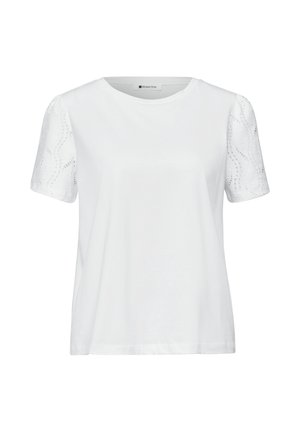 Camiseta blanca de manga corta con cuello redondo y mangas con patrón de encaje, mostrada sobre un fondo liso.