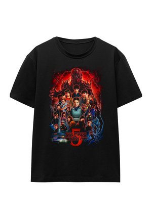 Schwarzes Baumwoll-T-Shirt mit einem farbenfrohen Grafikdruck von Charakteren aus „Stranger Things“ Staffel 5, der feine Details und lebendige Farben zeigt.