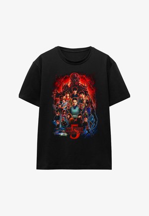 Schwarzes Baumwoll-T-Shirt mit einem farbenfrohen Grafikdruck von Charakteren aus „Stranger Things“ Staffel 5, der feine Details und lebendige Farben zeigt.