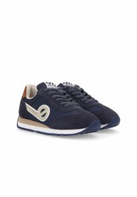 Sneakers in suede blu navy con un accento in oro metallico, suola intermedia bianca, suola esterna blu scuro e linguetta del tallone in pelle marrone. Include un classico design con lacci.