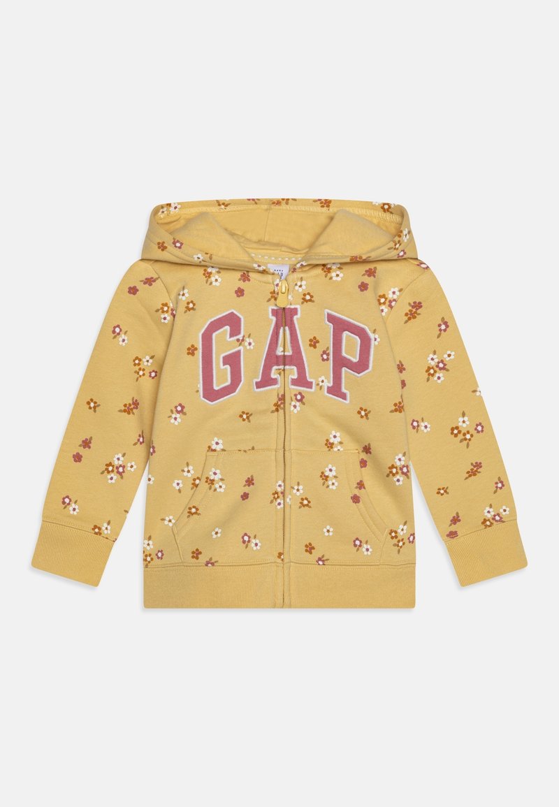 Sweat à capuche jaune pour enfants avec une fermeture éclair, une capuche, un petit imprimé floral blanc, rose et marron, et de grandes lettres roses GAP sur la poitrine.