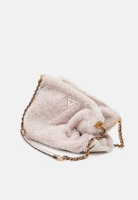 Borsa in pile di un morbido beige con tracolla a catena e dettagli dorati. Presenta una superficie testurizzata e un dettaglio del logo triangolare.