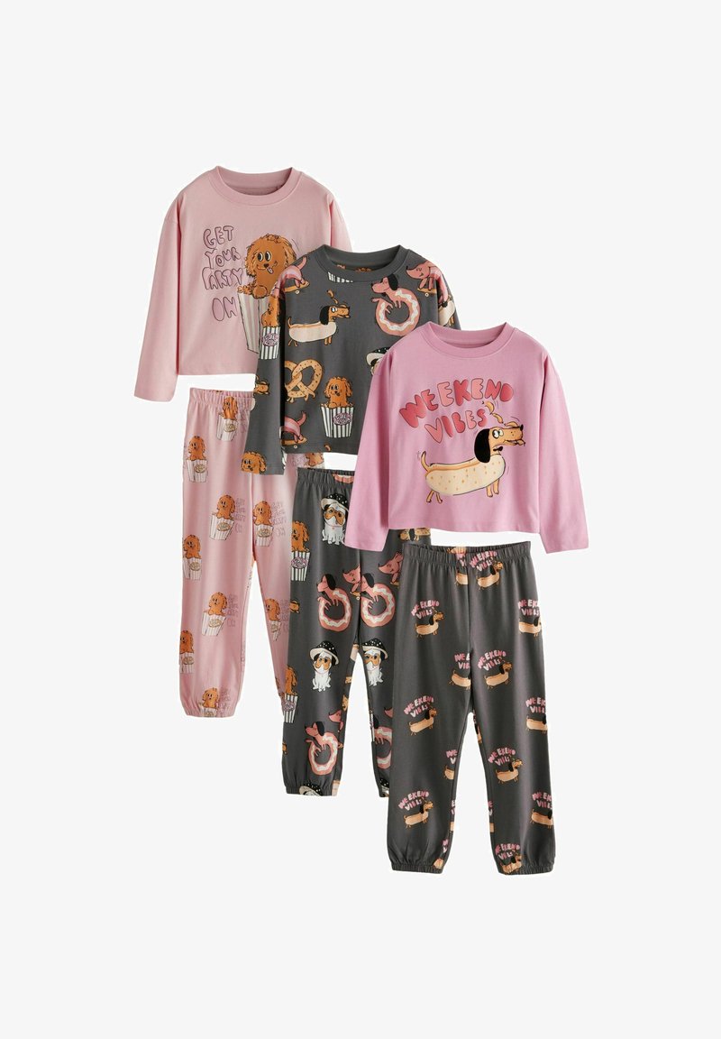 Fünf Sets Kinderpyjamas mit verspielten Druckmotiven von Hunden und Snacks; die Materialien sind aus weicher Baumwolle, die Farben umfassen Rosa und Grau.