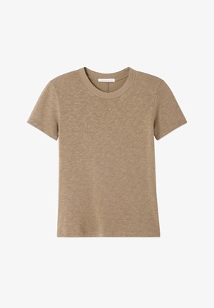 Beige T-Shirt mit kurzen Ärmeln und Rundhalsausschnitt aus dezent strukturiertem Stoff, flach auf weißem Hintergrund liegend.