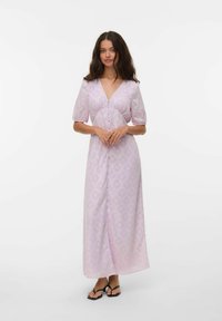 Abito rosa pallido, fino al ginocchio, con maniche a palloncino, scollatura a V profonda e bottoni lungo il davanti. Realizzato in tessuto leggero con un motivo sottile.
