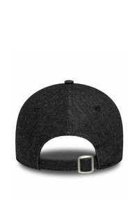 Cappellino da baseball nero con tessuto testurizzato, un cinturino regolabile sul retro e forma arrotondata. Nessun marchio o motivo visibile.
