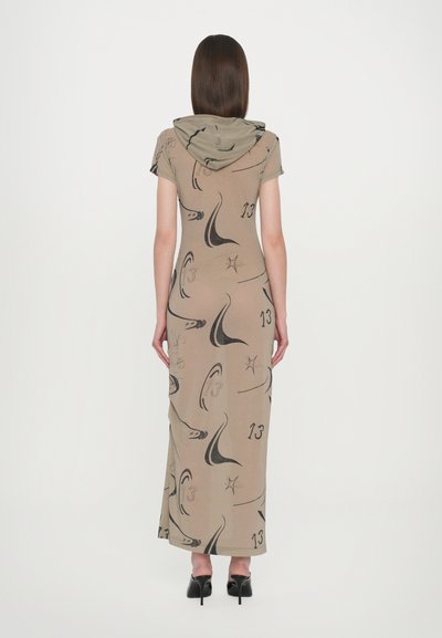 Vestido maxi beige con capucha que presenta patrones abstractos en negro y el número 13. Fabricado con una tela suave y con una silueta ajustada.