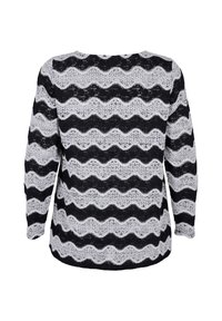 Sweter w czarno-białe paski z falistym wzorem, długimi rękawami i luźnym krojem. Wykonany z lekkiego, teksturowanego materiału dzianinowego.