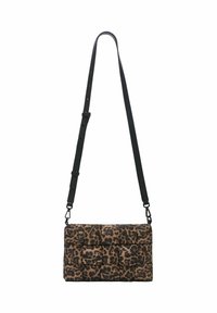 Sac bandoulière matelassé imprimé léopard avec une forme rectangulaire et une sangle noire réglable avec boucle et fermoir.