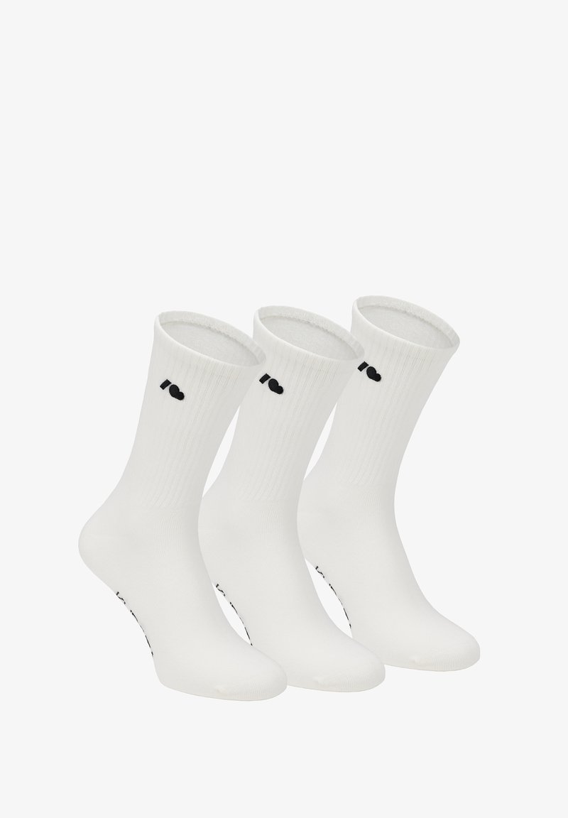 Białe skarpetki bawełniane typu crew, z prążkowaną teksturą, czarnym logo serca i bezszwowym designem palców. Trzy pary wyeksponowane razem.