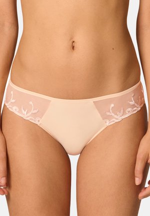 Pfirsichfarbene Bikinihöschen mit durchsichtigen Mesh-Seitenteilen, verziert mit zarter Blumenstickerei entlang der Ränder und einer glatten Textur.