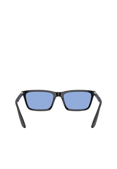 Occhiali da sole rettangolari neri con lenti blu. Montatura e aste in plastica liscia, con dettagli hardware sottili nei cardini.