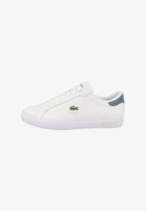 Zapatilla blanca de cuero con textura suave, puntera redonda, acento en el talón azul en contraste y logotipo verde bordado en el lateral. Suela de goma.