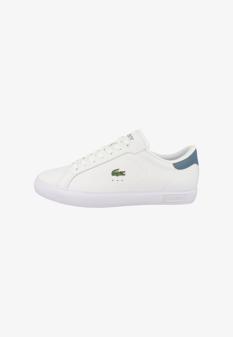 Zapatilla blanca de cuero con textura suave, puntera redonda, acento en el talón azul en contraste y logotipo verde bordado en el lateral. Suela de goma.