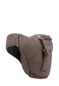 Braune Leder-Gürteltasche mit einer strukturierten Oberfläche, Reißverschlussfach und einem breiten Tragegurt. Sie hat sichtbare Nähte und ein kleines Lederelement.