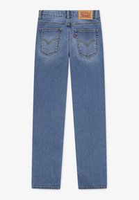 Pantalones vaqueros de mezclilla azul con un diseño de pierna recta, dos bolsillos traseros con costuras decorativas y una etiqueta de cuero de la marca en la cintura.