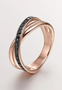 Anillo de oro rosa con tres bandas entrelazadas; una presenta piedras cuadradas negras. Superficie lisa con un acabado pulido.