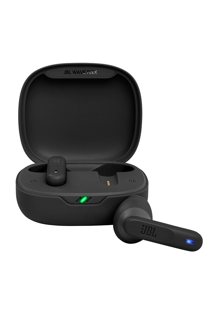 Offenes schwarzes JBL Wave Flex kabelloses Ohrhöreretui mit einem Ohrhörer im Inneren und einem Ohrhörer außen, die blaue und grüne Anzeigeleuchten zeigen.