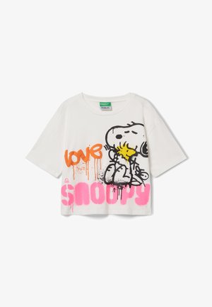 Bílý bavlněný tričko s černým grafickým motivem Snoopy, s oranžovým nápisem "love" a růžovým "SNOOPY", doplněné efektem rozstřiku. Krátké rukávy.