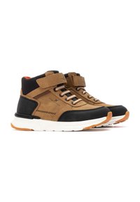Zapatillas altas de cuero y textil en tonos marrón y negro, con una correa de velcro, diseño con cordones y una suela blanca acolchada.