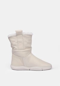 Botas de tobillo de cuero blanco con punta redondeada, superficie texturizada y forro de piel sintética, con una lengüeta en la parte posterior. Suela de goma texturizada.