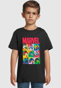 Juodas medvilninis marškinėlis su spalvinga Marvel grafika, vaizduojančia Hulk iliustracijas tinklelio raštu, drąsus raudonas tekstas "MARVEL" viršuje.