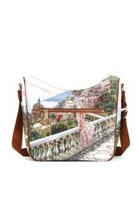 Borsa a spalla con una stampa panoramica che ritrae una vista costiera, realizzata in materiale sintetico, con una tracolla marrone texturizzata e dettagli in zip.