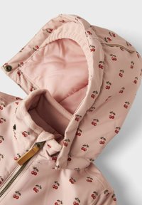 Roze jacket met kersenprint, heeft een gevoerde capuchon, zachte fleece kraag, ritssluiting en metalen drukknoopjes. Glad, lichtgewicht stof.