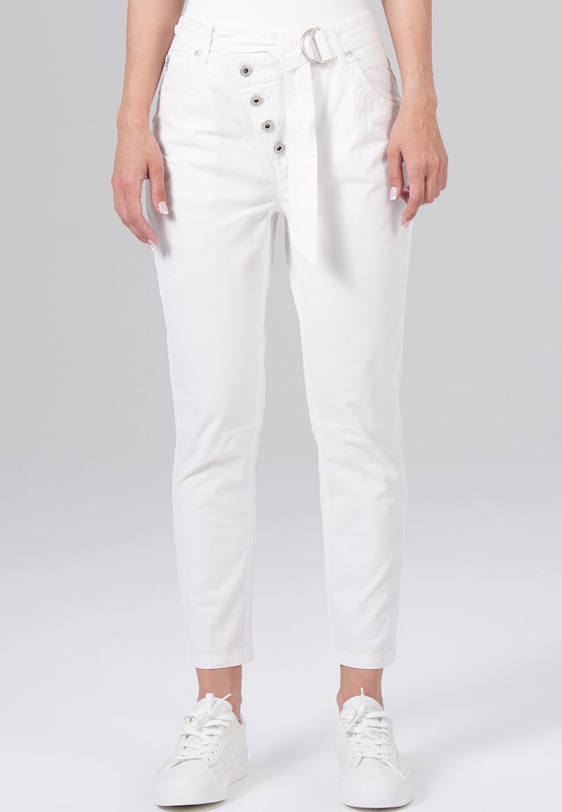 Witte katoenen blend broek met een getailleerd ontwerp, voorzien van een zijknopsluiting, riemlussen en een enkellange snit. Gemaakt voor het dragen met witte sneakers.