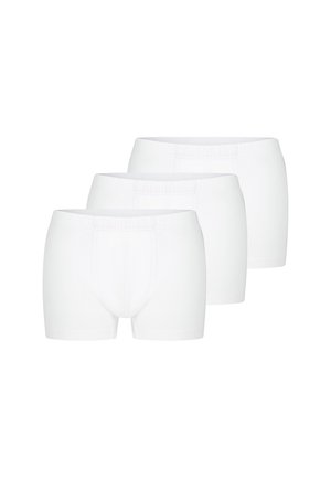 Drei weiße Herrenboxershorts mit elastischem Bund, in versetzter Reihe auf weißem Hintergrund angeordnet.