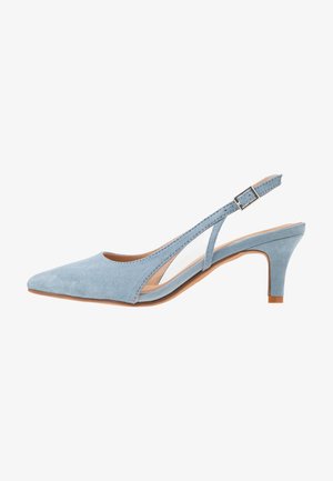 Šviesiai mėlynos zamšos slingback aukštakulniai, siauras nosis, reguliuojama kulkšnies juosta su metaline sagtimi, natūralios smėlinės spalvos pamušalas ir žemas kulnas.