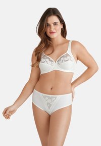 Biały zestaw bielizny składający się z biustonosza z kwiatowymi koronkami oraz pasujących majtek z wysokim stanem, wykonanych z gładkiego materiału i z delikatnym wykończeniem.