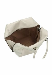 Borsa a tracolla in pelle beige chiaro con una finitura liscia, apertura superiore e interno marrone. Presenta minuteria in argento e tasche laterali doppie.