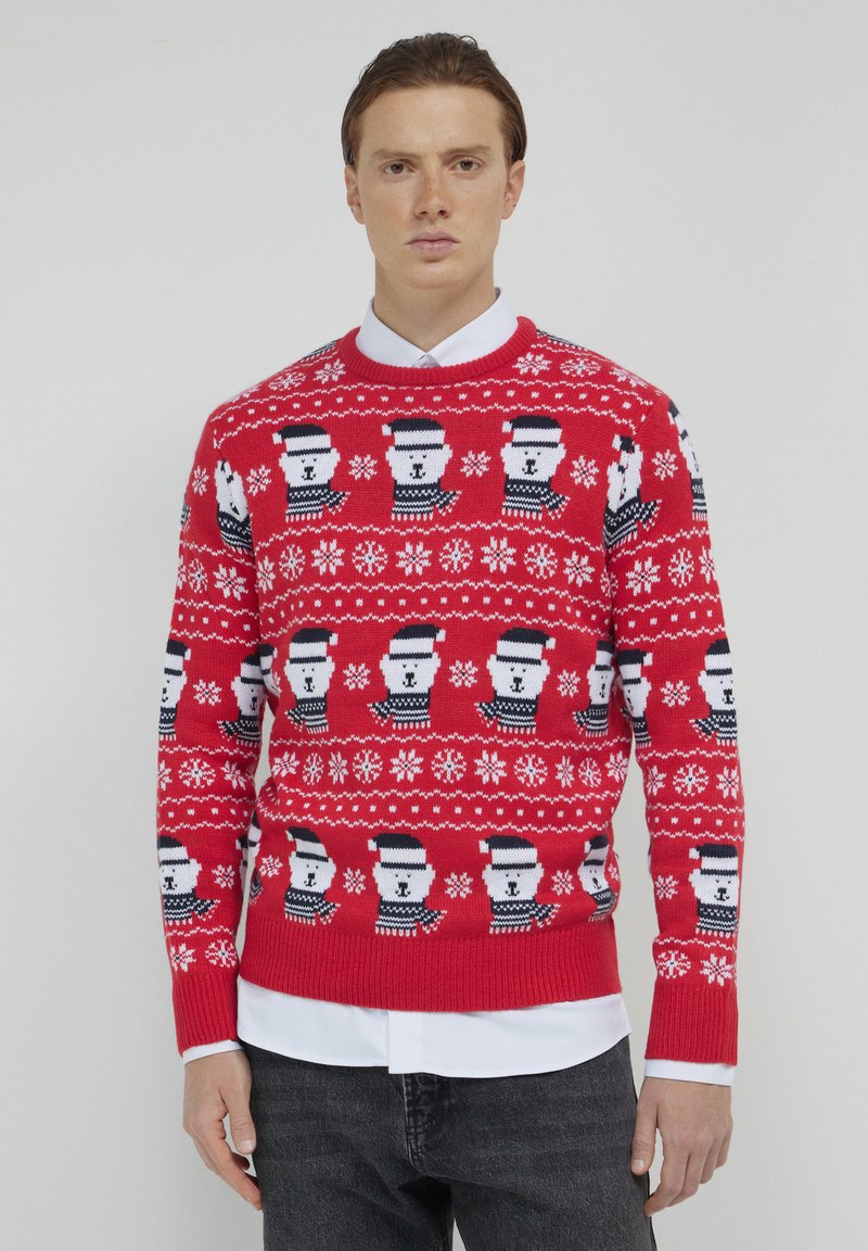 Pull en tricot rouge avec des motifs d'ours polaires portant des chapeaux, complété par des motifs de flocons de neige blancs et des accents bleu marine.