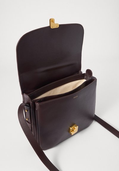Borsa a tracolla in pelle marrone con una chiusura dorata, scomparto interno e una textura liscia. Presenta una tracolla regolabile e dettagli con logo.