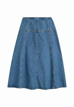 Jupe en denim bleu coupe trapèze avec des détails de coutures verticales et horizontales, longueur genou, étalée à plat sur un fond blanc.