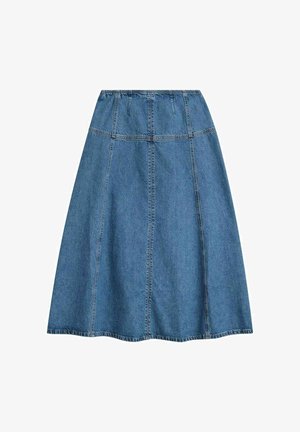 Jupe en denim bleu coupe trapèze avec des détails de coutures verticales et horizontales, longueur genou, étalée à plat sur un fond blanc.