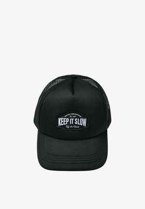 Czarna czapka trucker z siateczkowym tyłem i naszywką z przodu z napisem „Keep It Slow, Off the Clock, Est. 1991, Day-Off Club Division.”