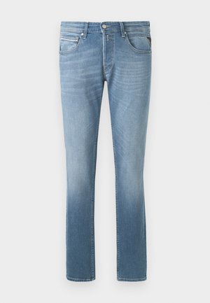Lys blå denim jeans med en lige ben skæring, udstyret med fem lommer, en frontknap, og subtilt slid ved knæene og lårene.