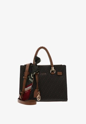 Sac à main marron foncé à motifs avec poignées supérieures tressées, bandoulière amovible, accents dorés et un foulard décoratif attaché à la poignée.
