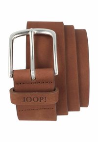 Bruine leren riem met een zilveren metalen gesp. Heeft een geprinte logo en een gladde textuur. Ontworpen met meerdere gaatjes voor aanpassing.