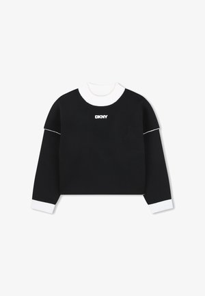 Zwarte geknipte trui met lange mouwen, witte ribboord aan de ronde hals en manchetten, witte stiksels op de mouwen en witte DKNY-logo in het midden op de borst.