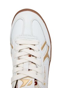 Baskets blanches avec tige en cuir, accents dorés et semelle extérieure en caoutchouc marron. Dotées d'une fermeture à lacets et d'un motif texturé à l'intérieur.