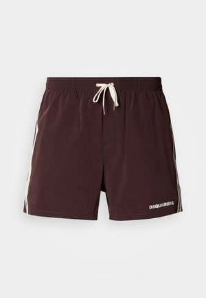 Maronjefargede badeshorts med snor i midjen, med hvite striper på siden og en trykt logo på kanten. Laget av lett stoff.