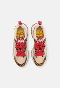 Buffalo TRAIL ONE - Tenisky - brown/cream/red