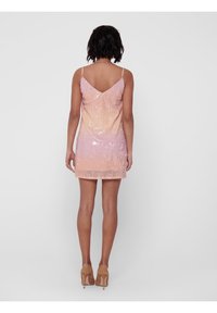 Robe courte rose à sequins avec bretelles spaghetti réglables, dos en V, et silhouette ajustée, présentant une transition de couleur en dégradé.