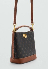 Sac à main marron et noir à motif, de forme structurée, doté d'un fermoir en métal doré, d'une poignée supérieure et d'une bandoulière réglable.